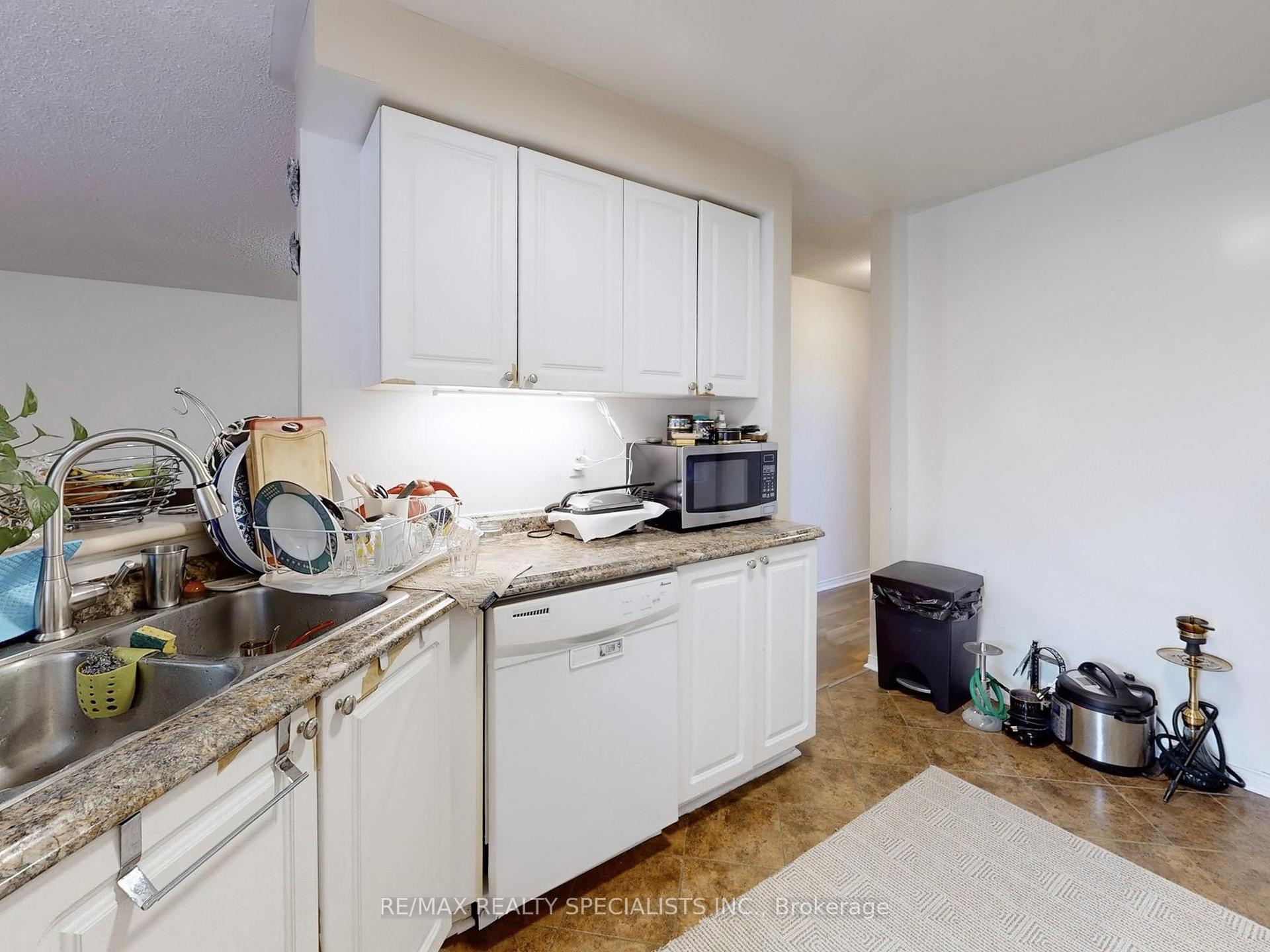 3 Bedrooms Condo at 5223 Fairford,  Mississauga For sale