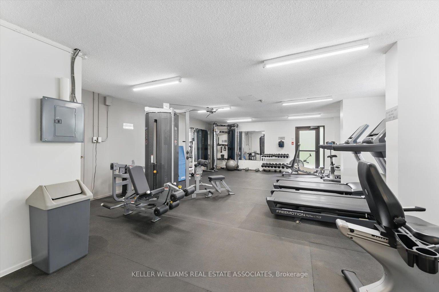 2 Bedrooms Condo at 966 Inverhouse, Mississauga For sale