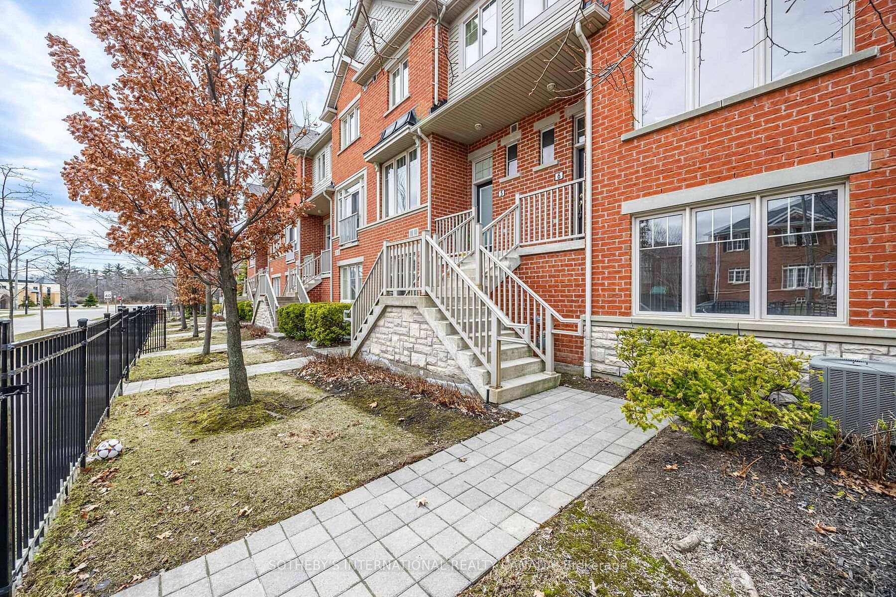 4 Bedrooms Condo at 5700 Tosca, Mississauga For sale