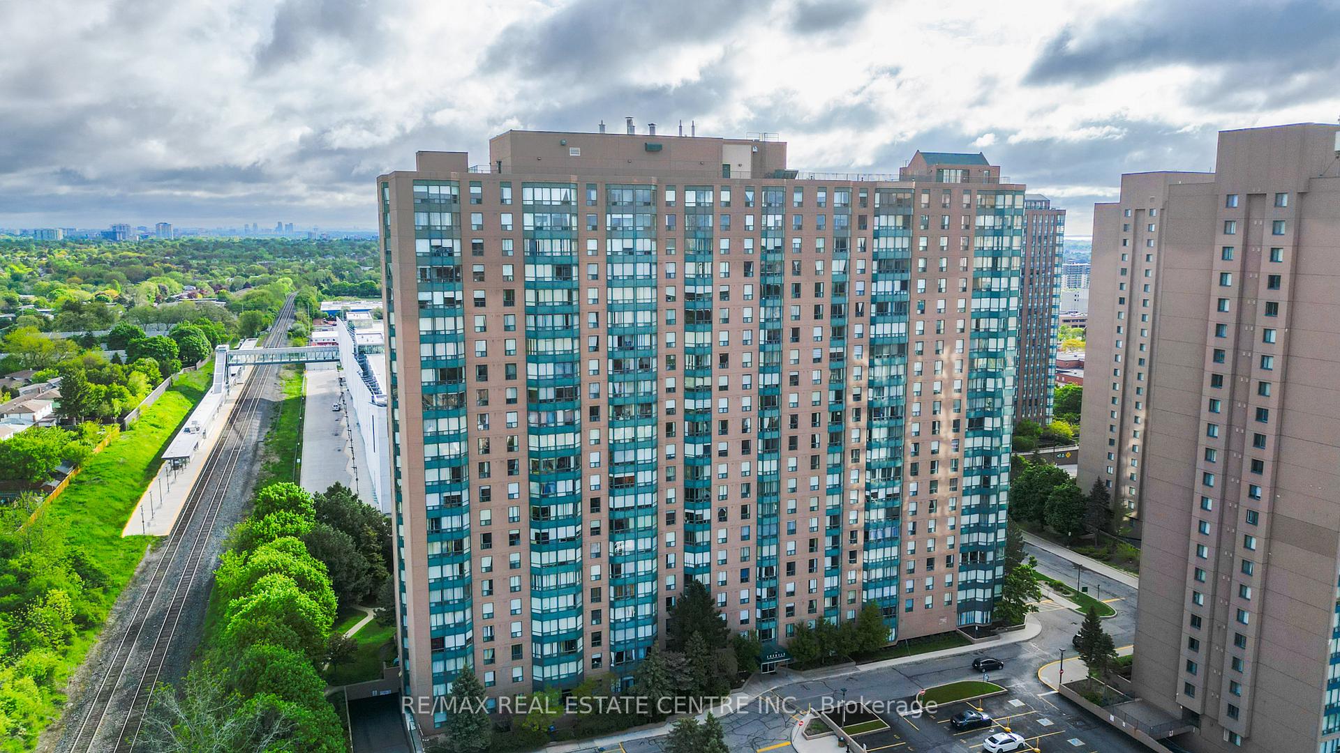 2 Bedrooms Condo at 135 Hillcrest, Mississauga For sale
