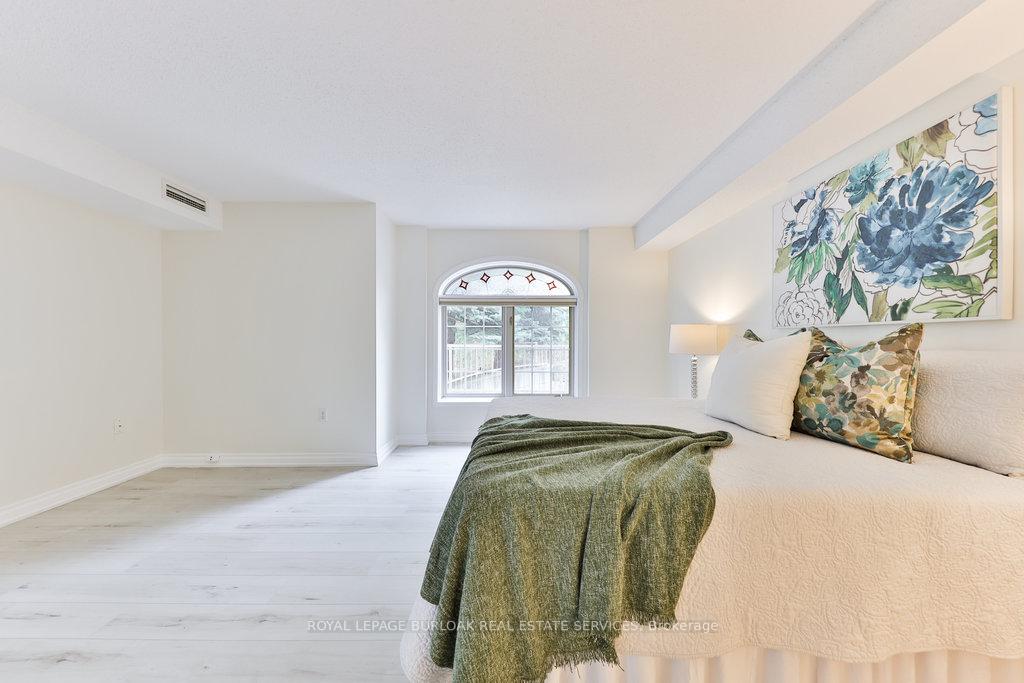 2 Bedrooms Condo at 216E Plains, Burlington For sale