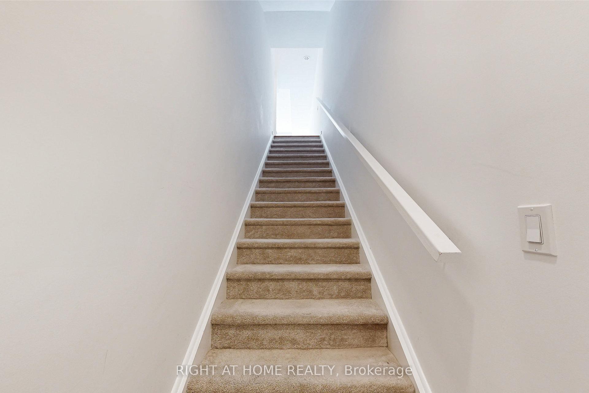2 Bedrooms Condo at 3058 Sixth, Oakville For sale