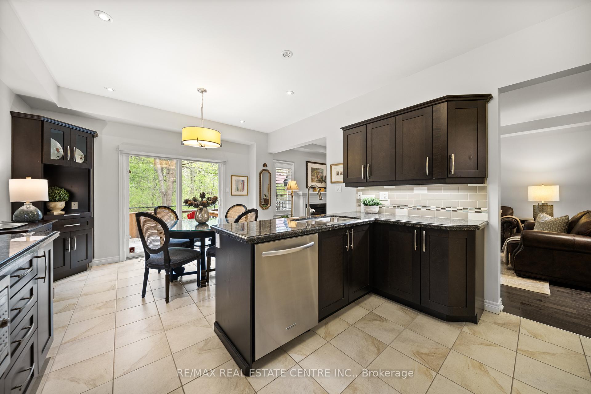 3 Bedrooms Condo at 441 Stonehenge, Hamilton For sale