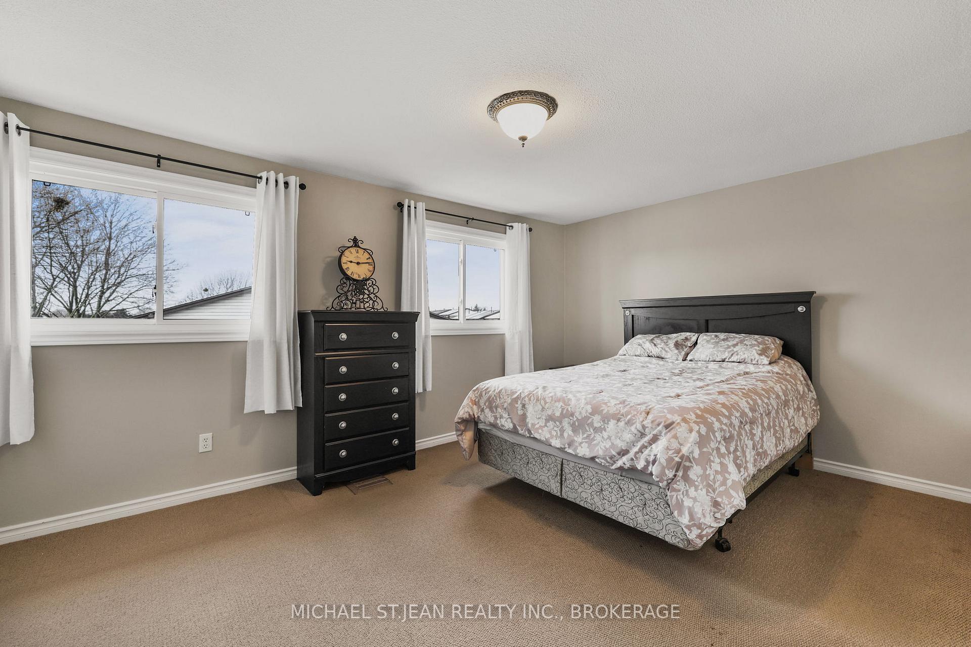 3 Bedrooms Condo at 1115 Paramount,  Hamilton For sale