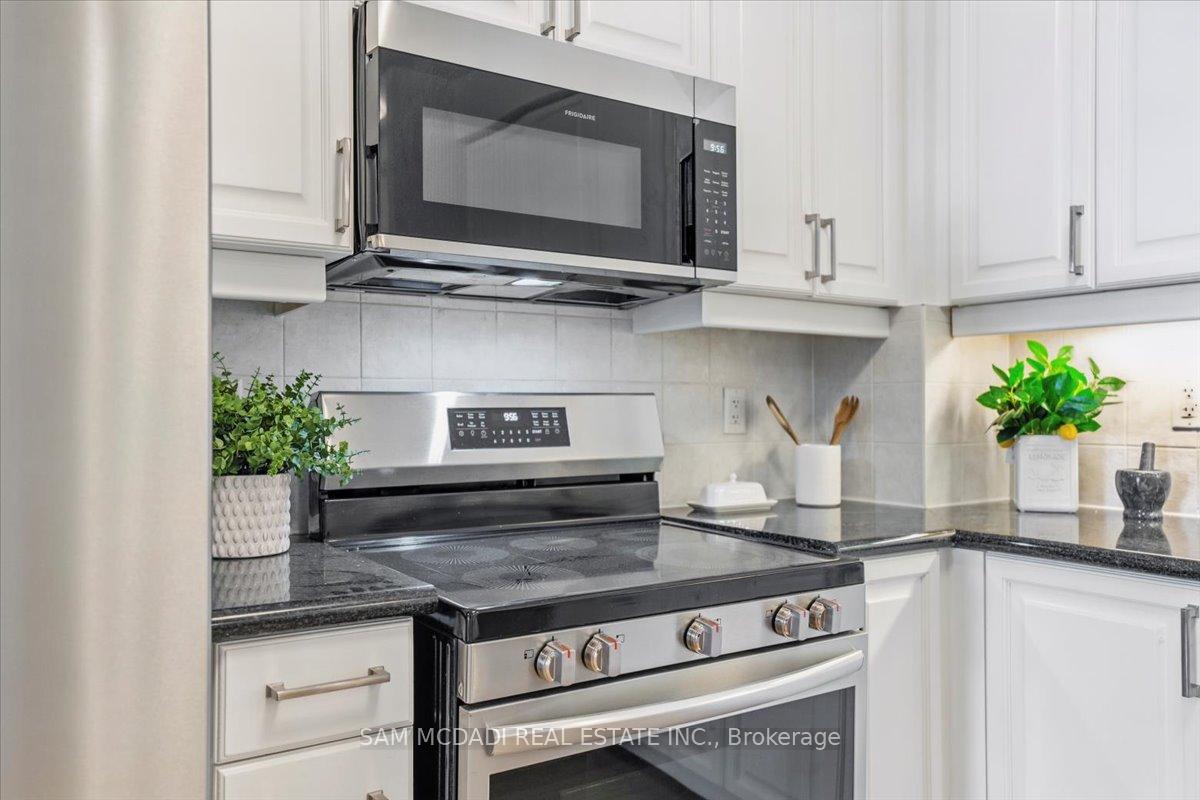 3 Bedrooms Condo at 3888 Duke Of York, Mississauga For sale