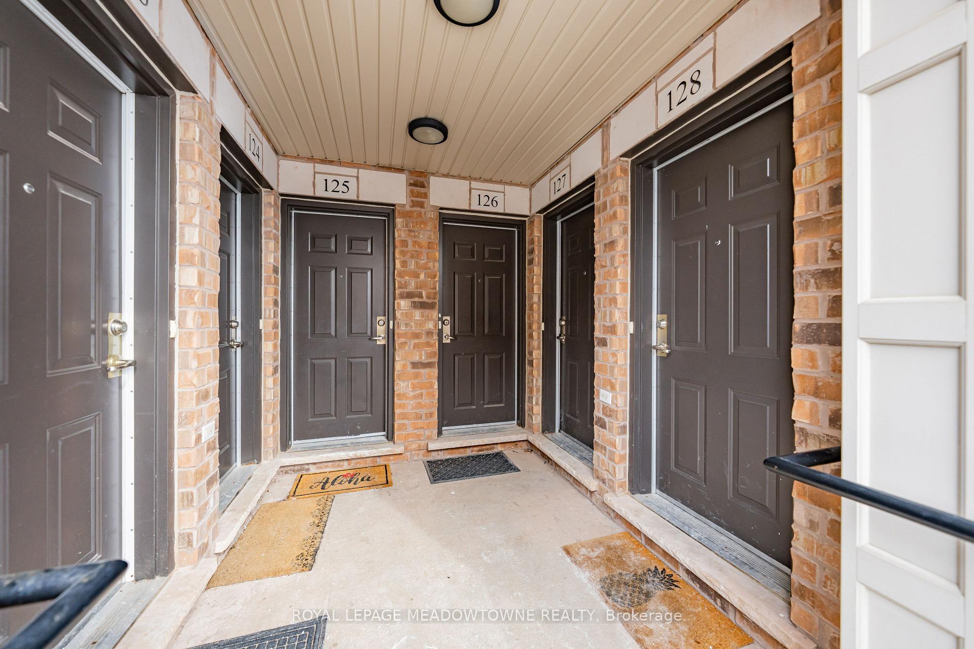 3 Bedrooms Condo at 2441 Greenwich, Oakville For sale