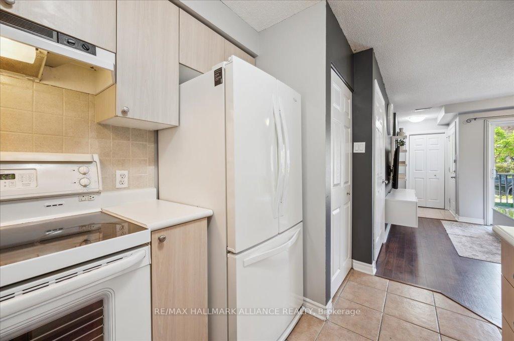 2 Bedrooms Condo at 1701 Lampman, Burlington For sale