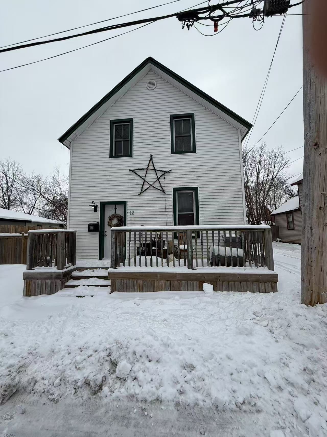 12 Herriott Street Carleton Place, Ontario Welcome to this 2 story 3 Bedroom detached house on the quiet street with charming original architectural features. Offers great potential to be used as a duplex, providing added value and flexibility. Main floor provides spacious living room, eat-in kitchen and powder room. Situated in the heart of downtown walking distance to restaurants, shopping, schools, water recreation. DETACHED SINGLE GARAGE.
