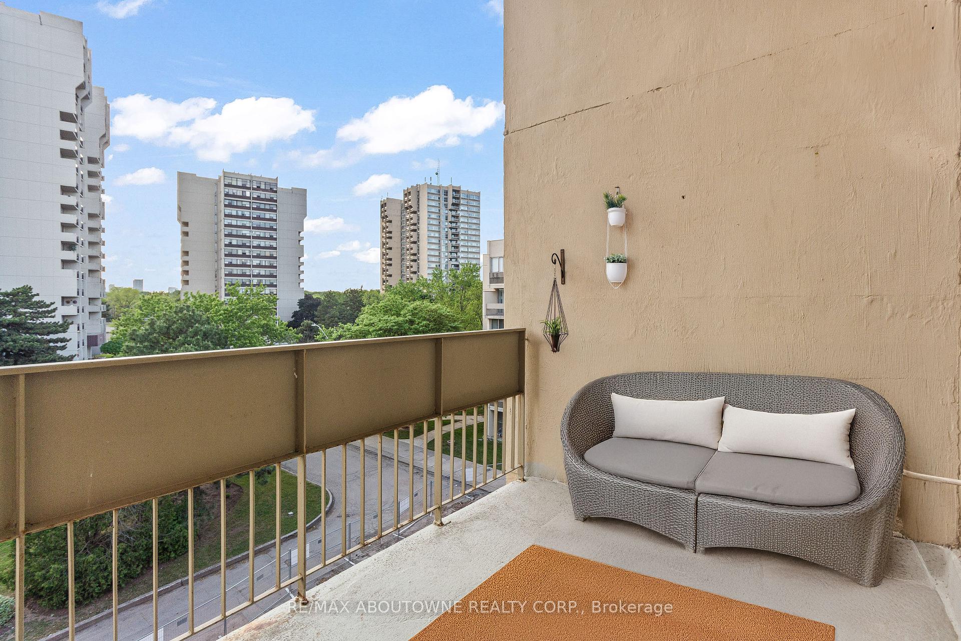 3 Bedrooms Condo at 1300 Marlborough, Oakville For sale