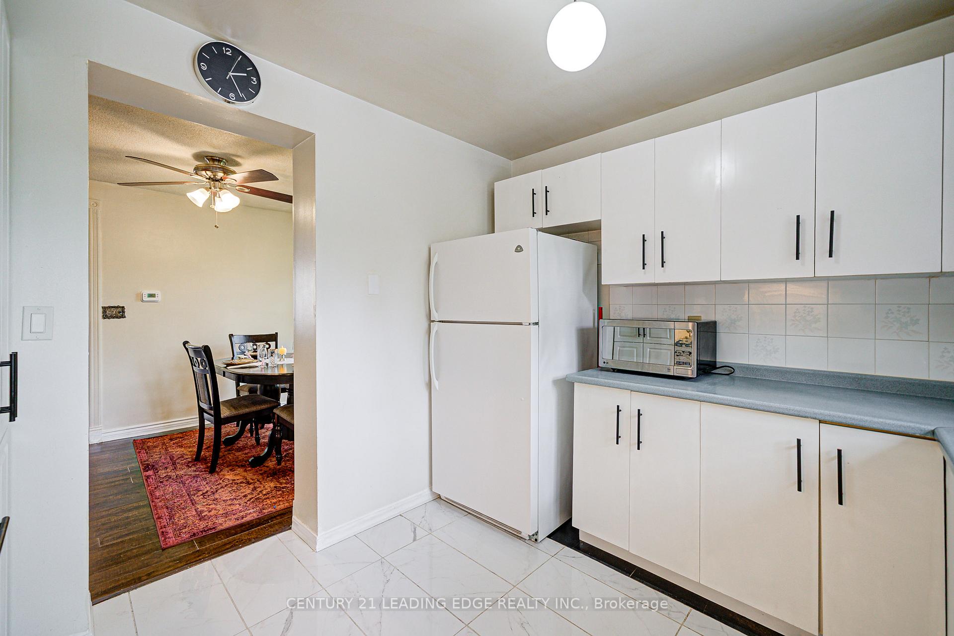 5 Bedrooms Condo at 25 Collinsgrove, Toronto For sale