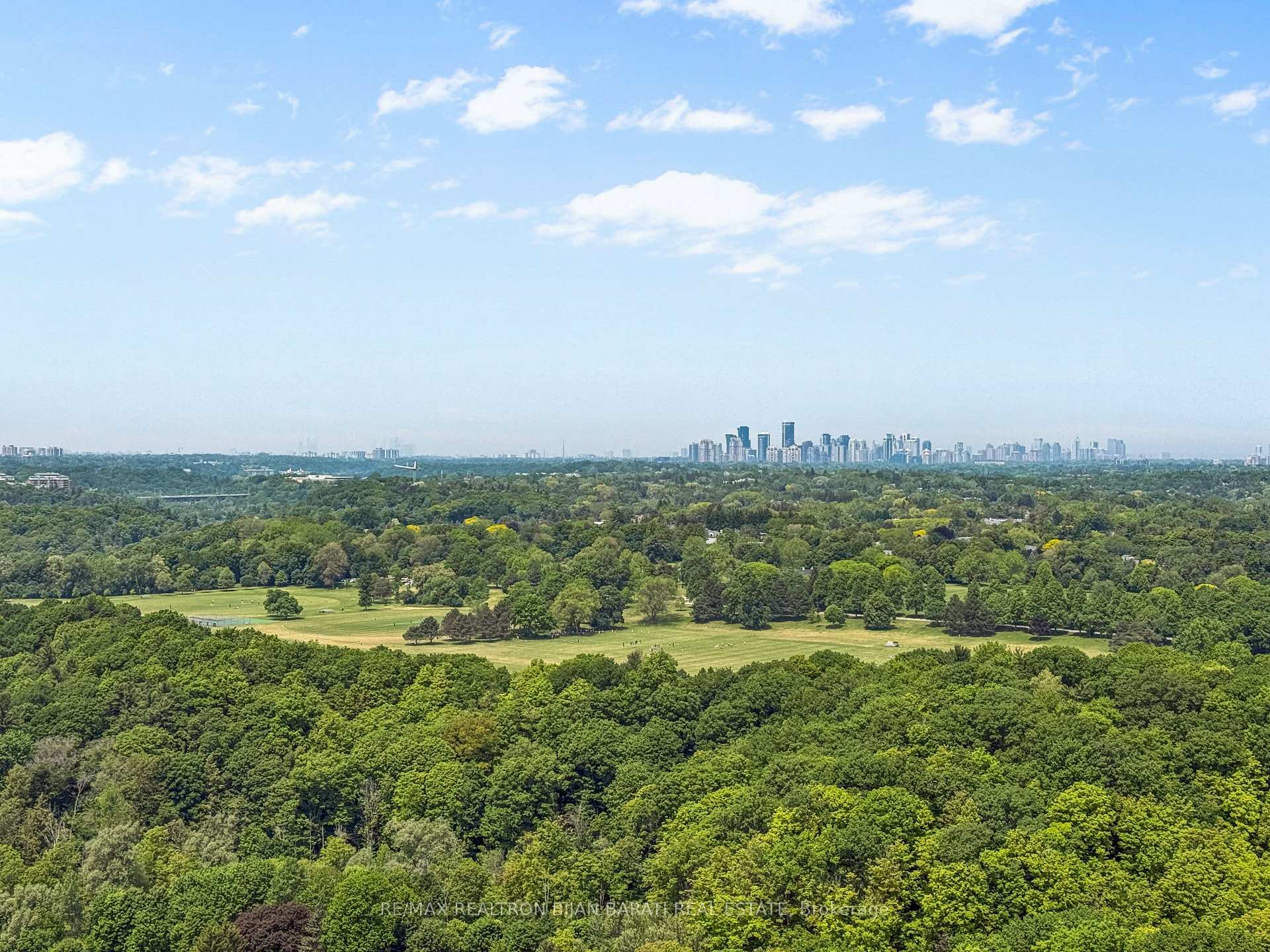 3 Bedrooms Condo at 10 Inn On The Park, Toronto For sale