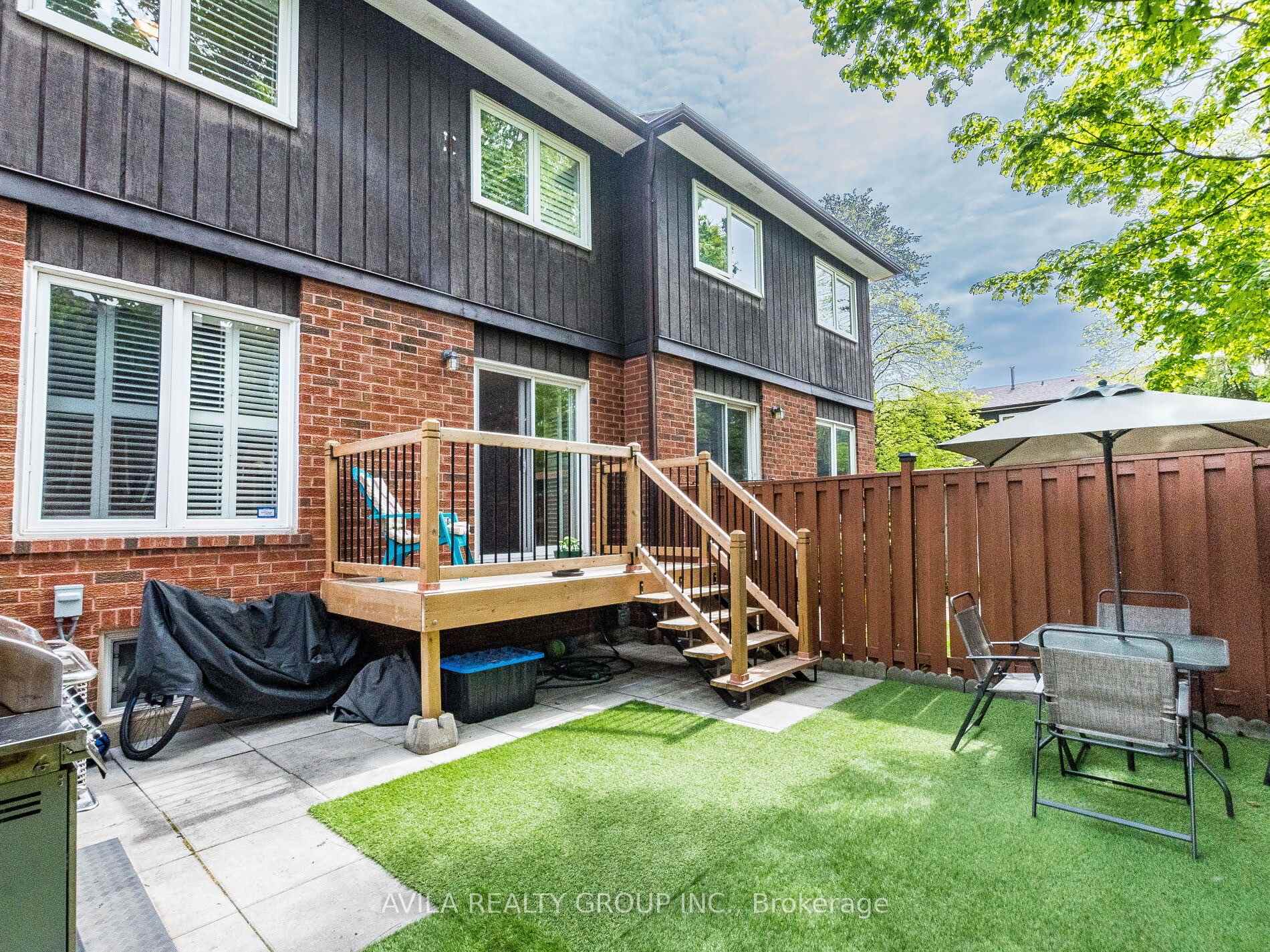 4 Bedrooms Condo at 750 Burnhamthorpe, Mississauga For sale