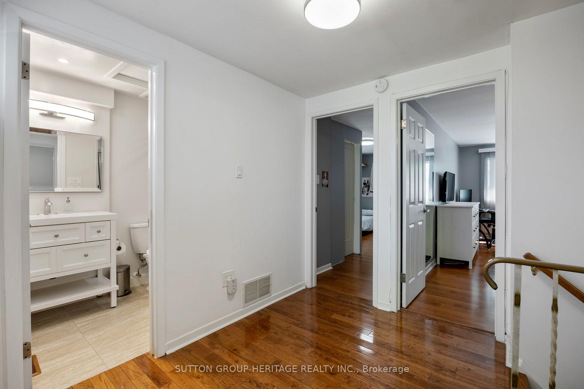 4 Bedrooms Condo at 40 Dundalk, Toronto For sale