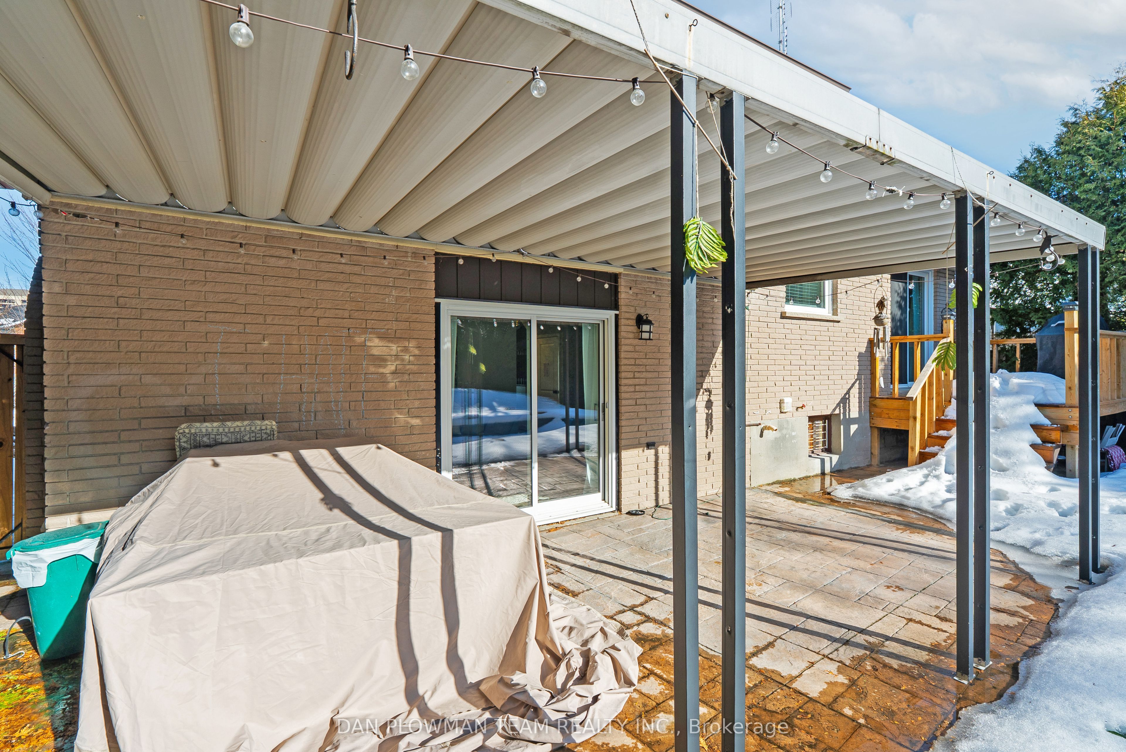 880 Carnaby Crescent