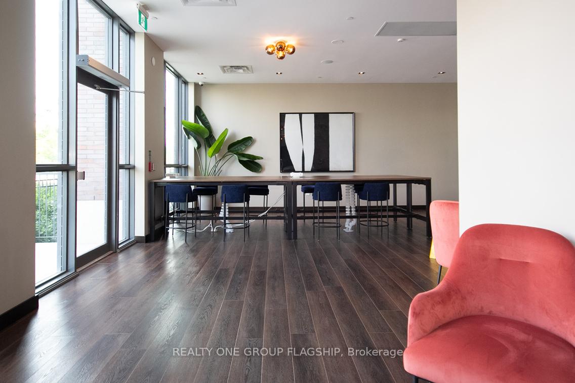2 Bedrooms Condo at 38 Honeycrisp, Vaughan For sale