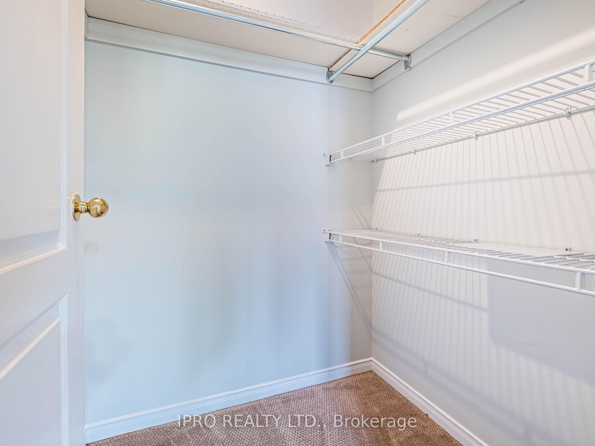4 Bedrooms Condo at 833 Scollard, Mississauga For sale