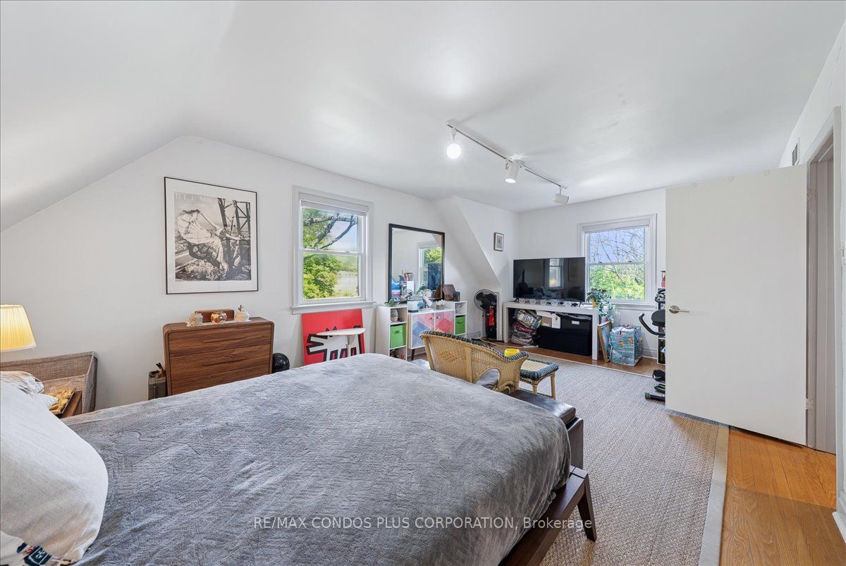 11 Ridgemoor Avenue