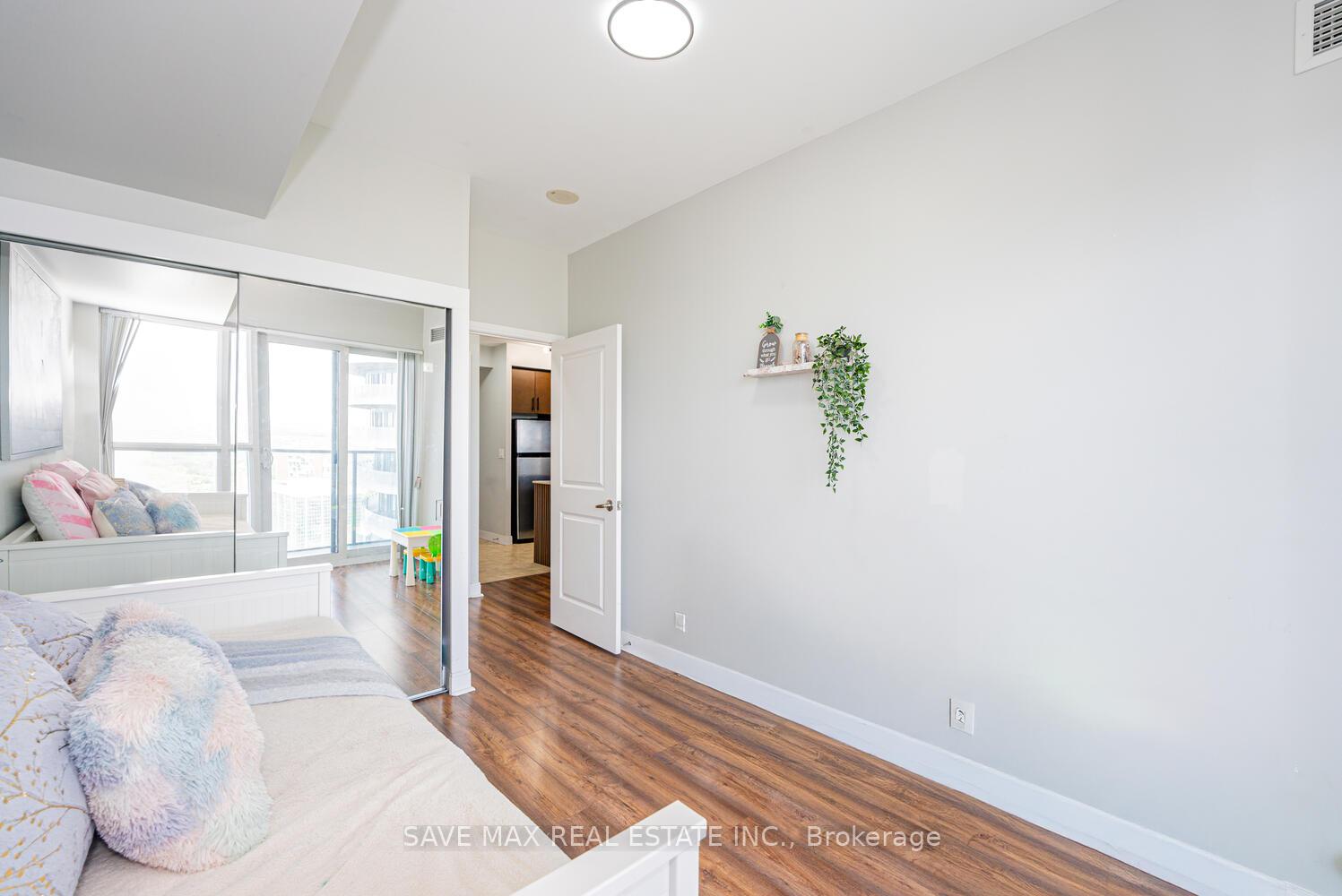 2 Bedrooms Condo at 60 Absolute, Mississauga For sale