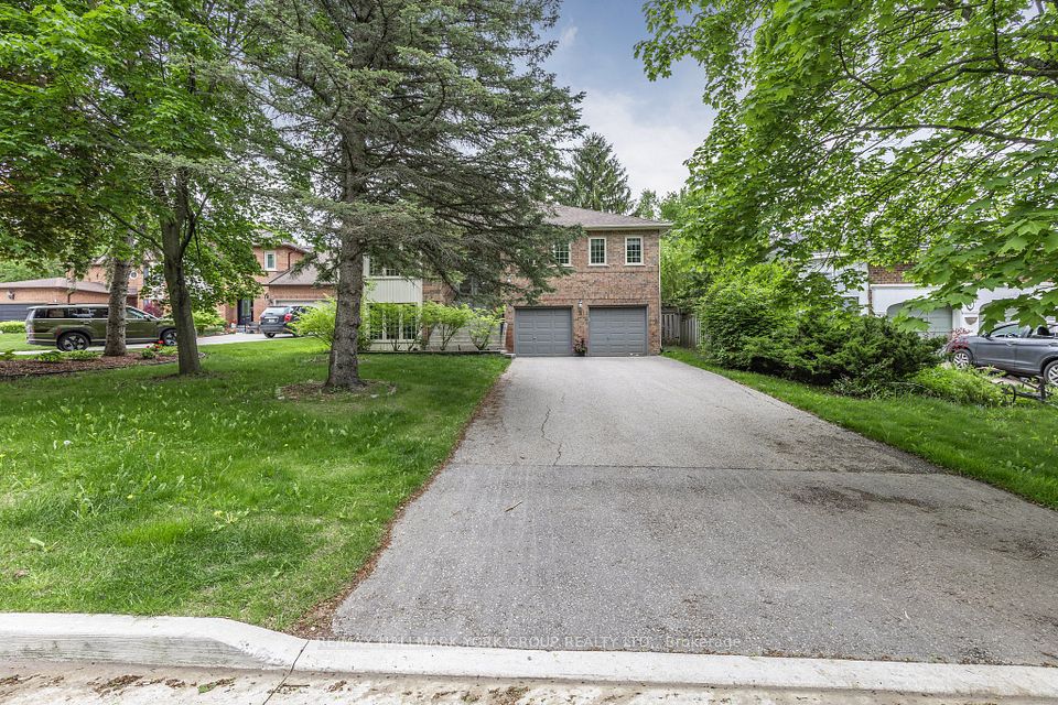 3 Pinehurst Court, Aurora, ON L4G 6H2