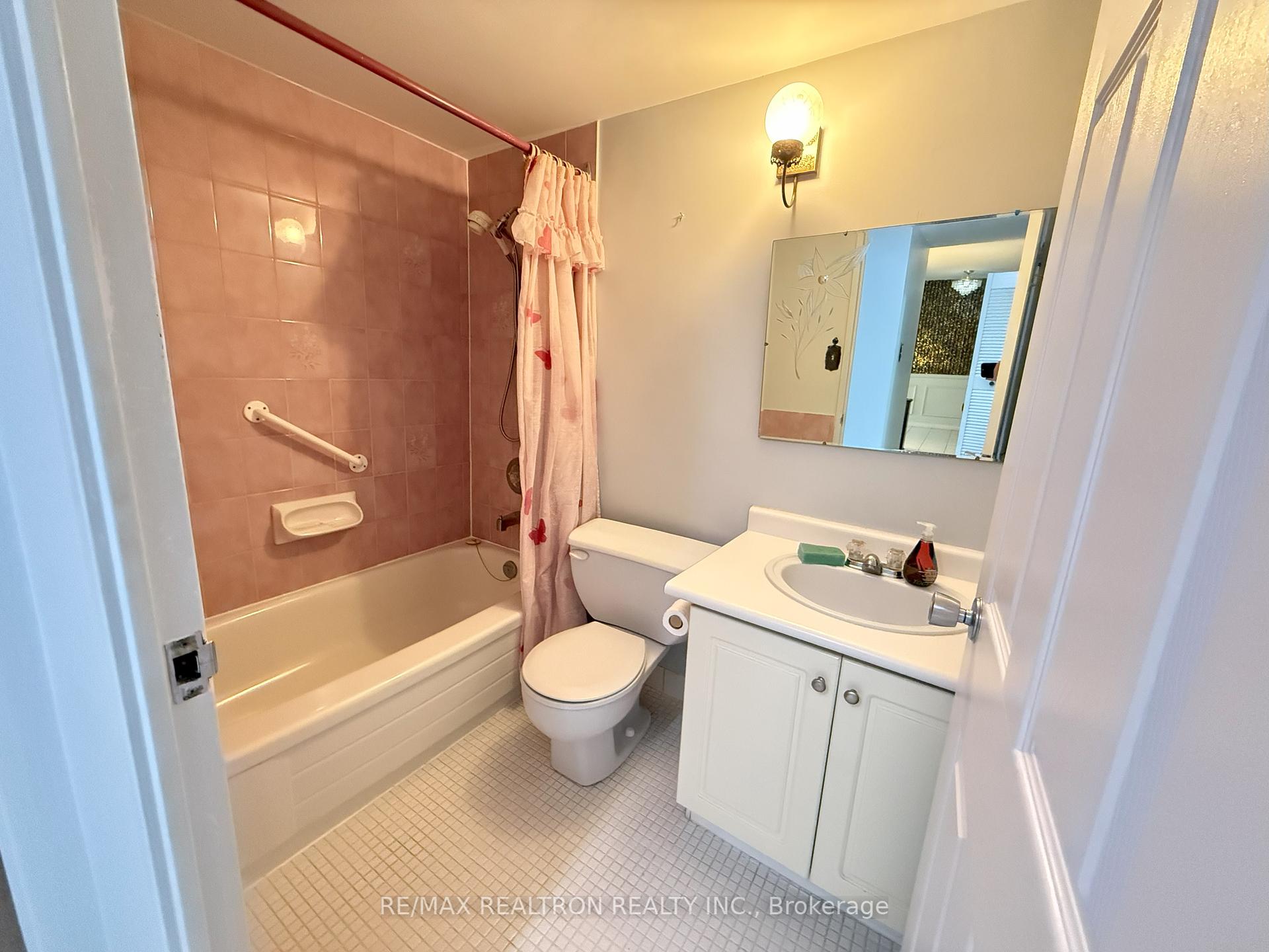 3 Bedrooms Condo at 1 Four Winds, Toronto For sale