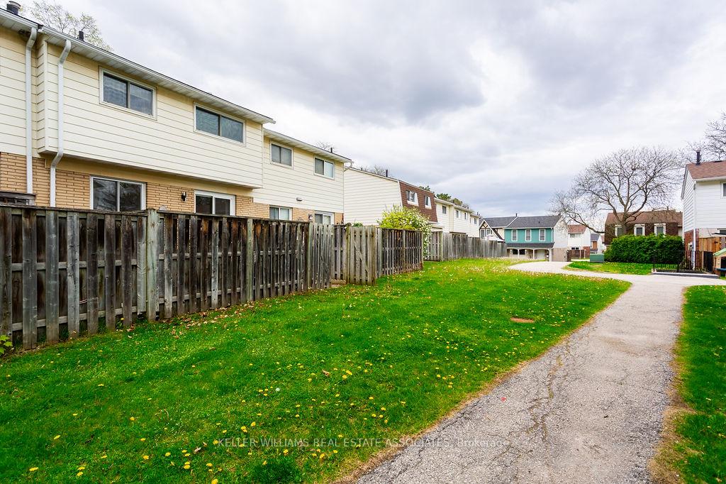 3 Bedrooms Condo at 2216 Upper Middle, Burlington For sale