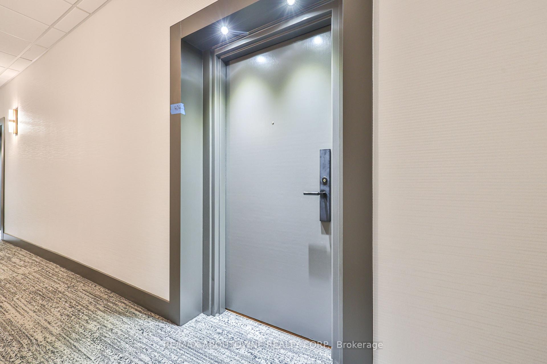 2 Bedrooms Condo at 185 Robinson, Oakville For sale