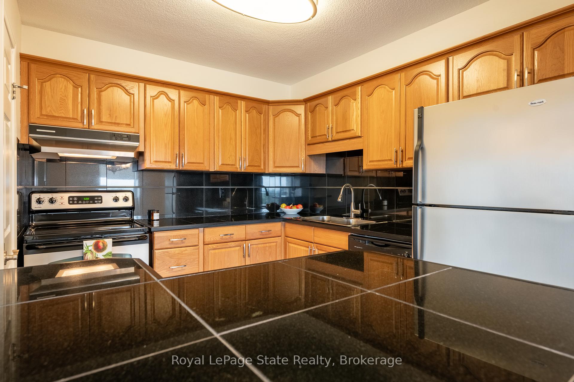 2 Bedrooms Condo at 500 Green,  Hamilton For sale