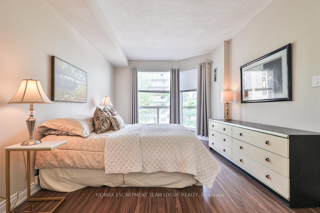 2 Bedrooms Condo at 2511 Lakeshore, Oakville For sale