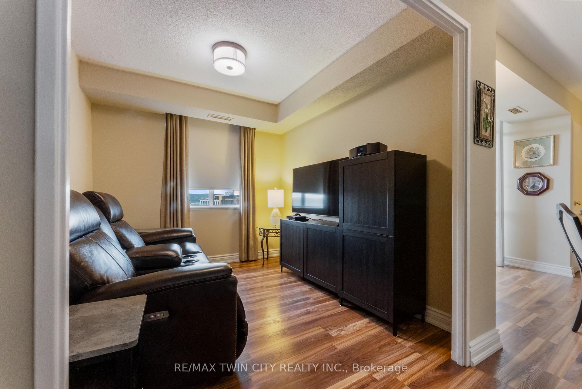 2 Bedrooms Condo at 301 Frances, Hamilton For sale