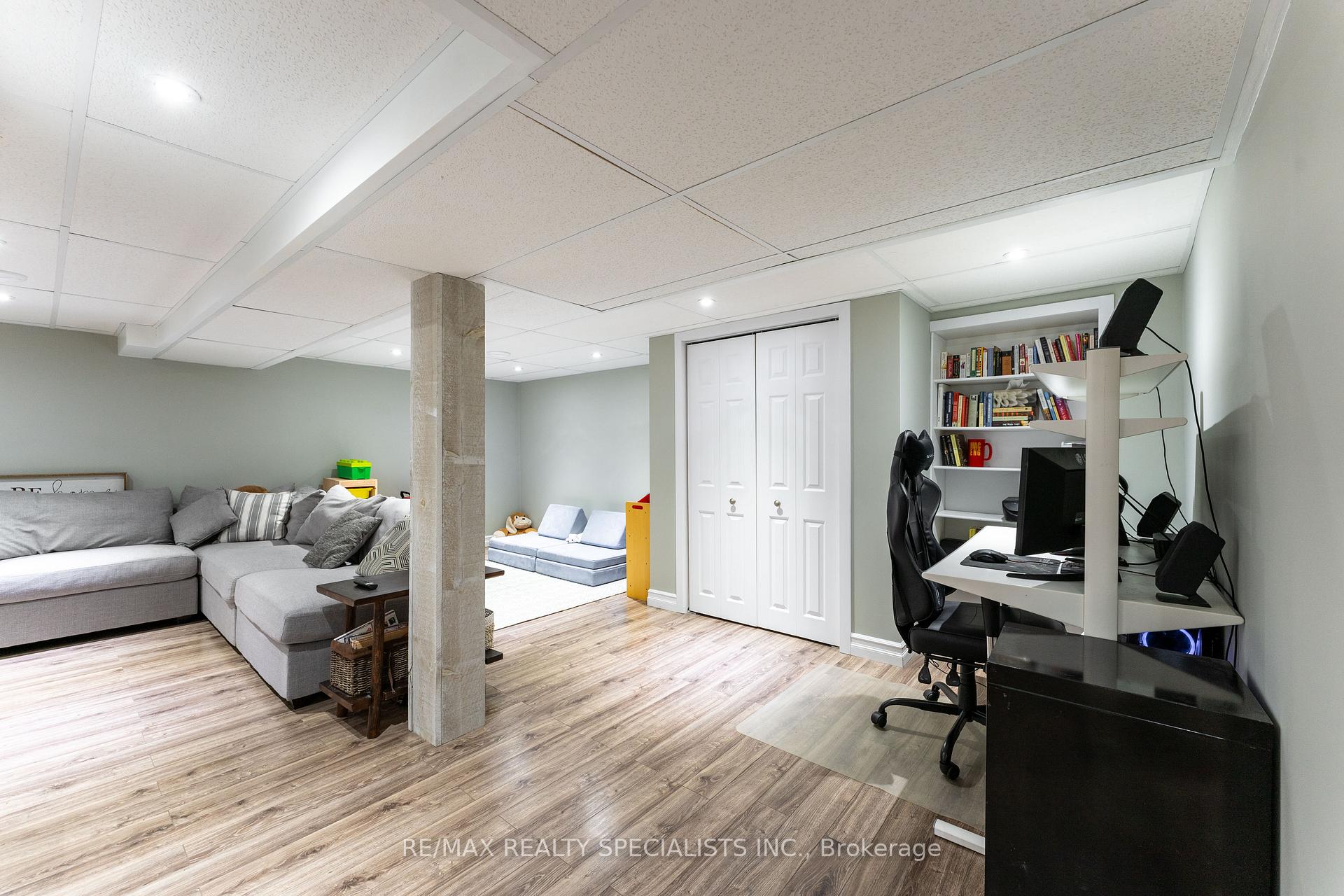 3 Bedrooms Condo at 2050 Upper Middle, Burlington For sale