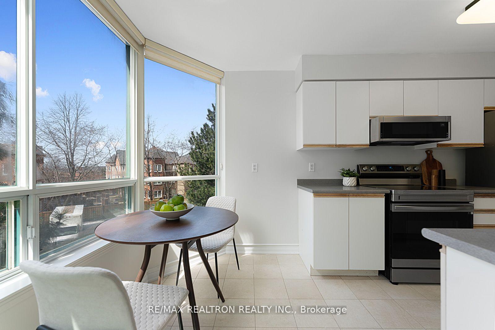 2 Bedrooms Condo at 110 Promenade, Vaughan For sale