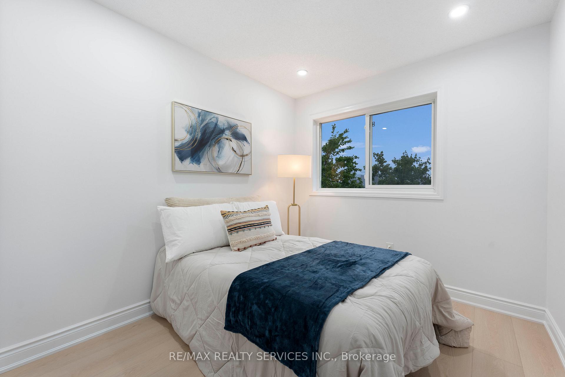 4 Bedrooms Condo at 80 Acorn, Mississauga For sale