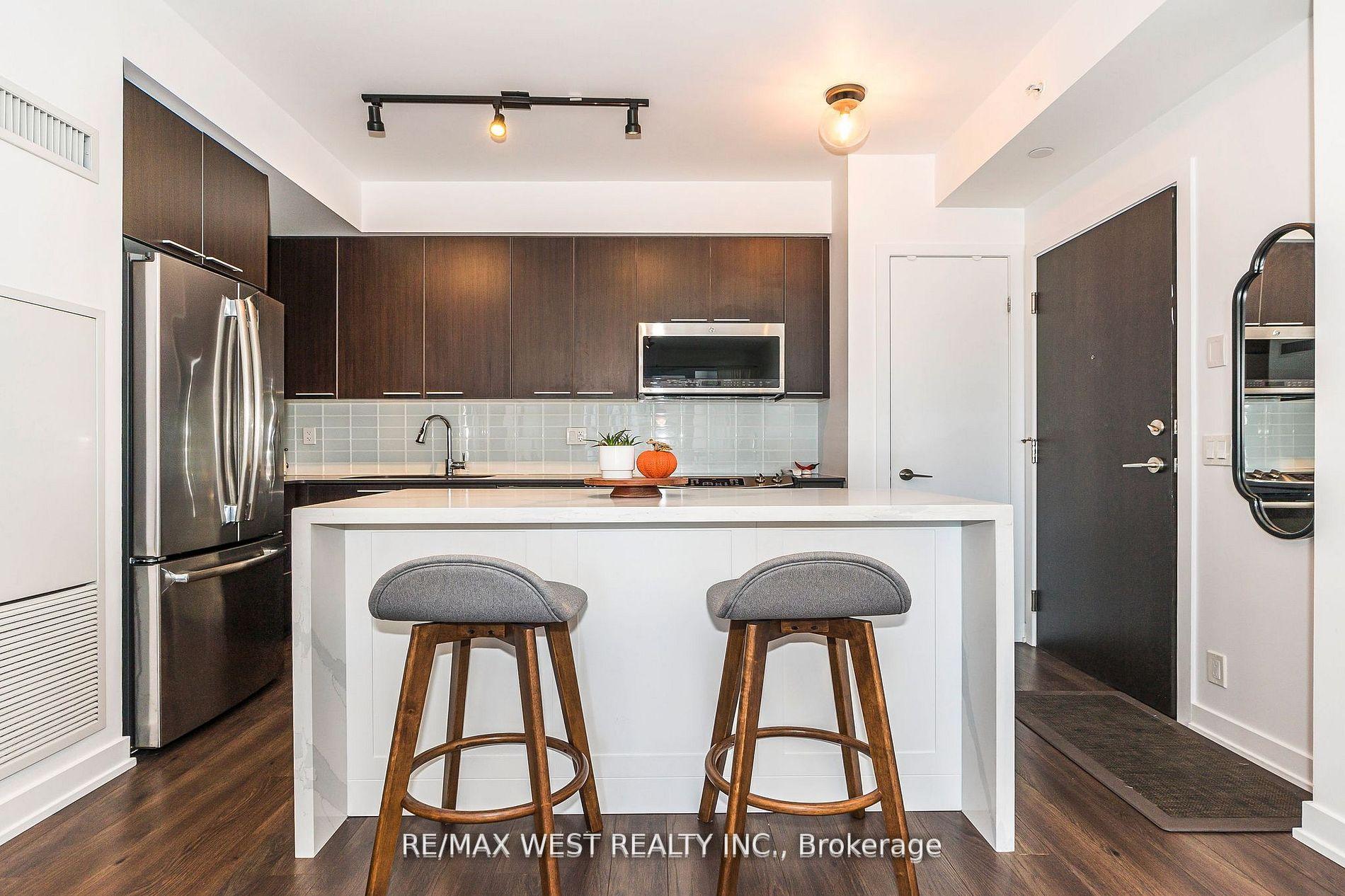 1 Bedroom Condo at 10 Park Lawn, Toronto For sale