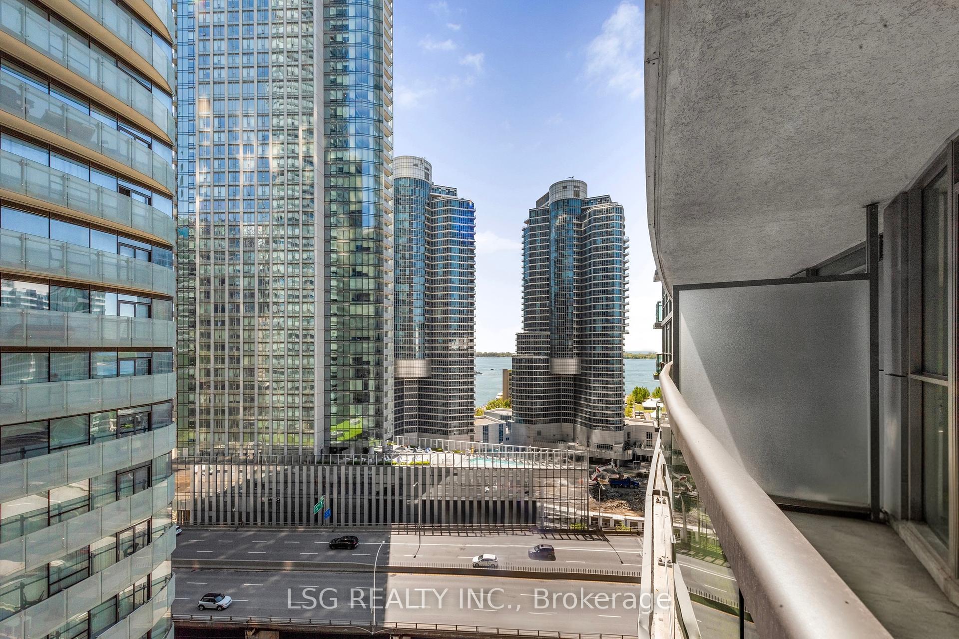 2 Bedrooms Condo at 19 Grand Trunk, Toronto For sale