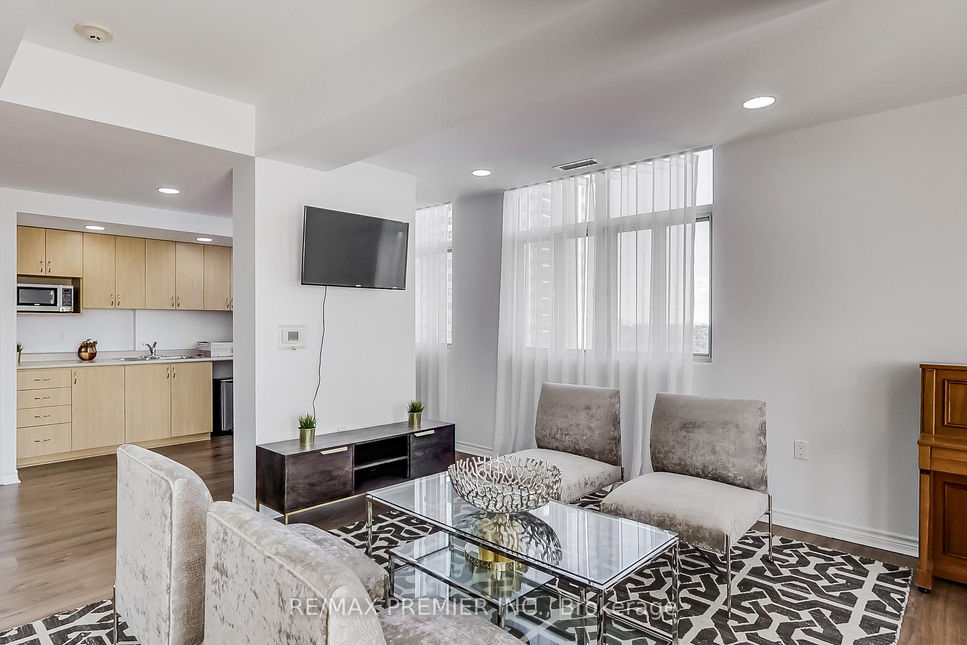 3 Bedrooms Condo at 15 Maplewood, Toronto For sale
