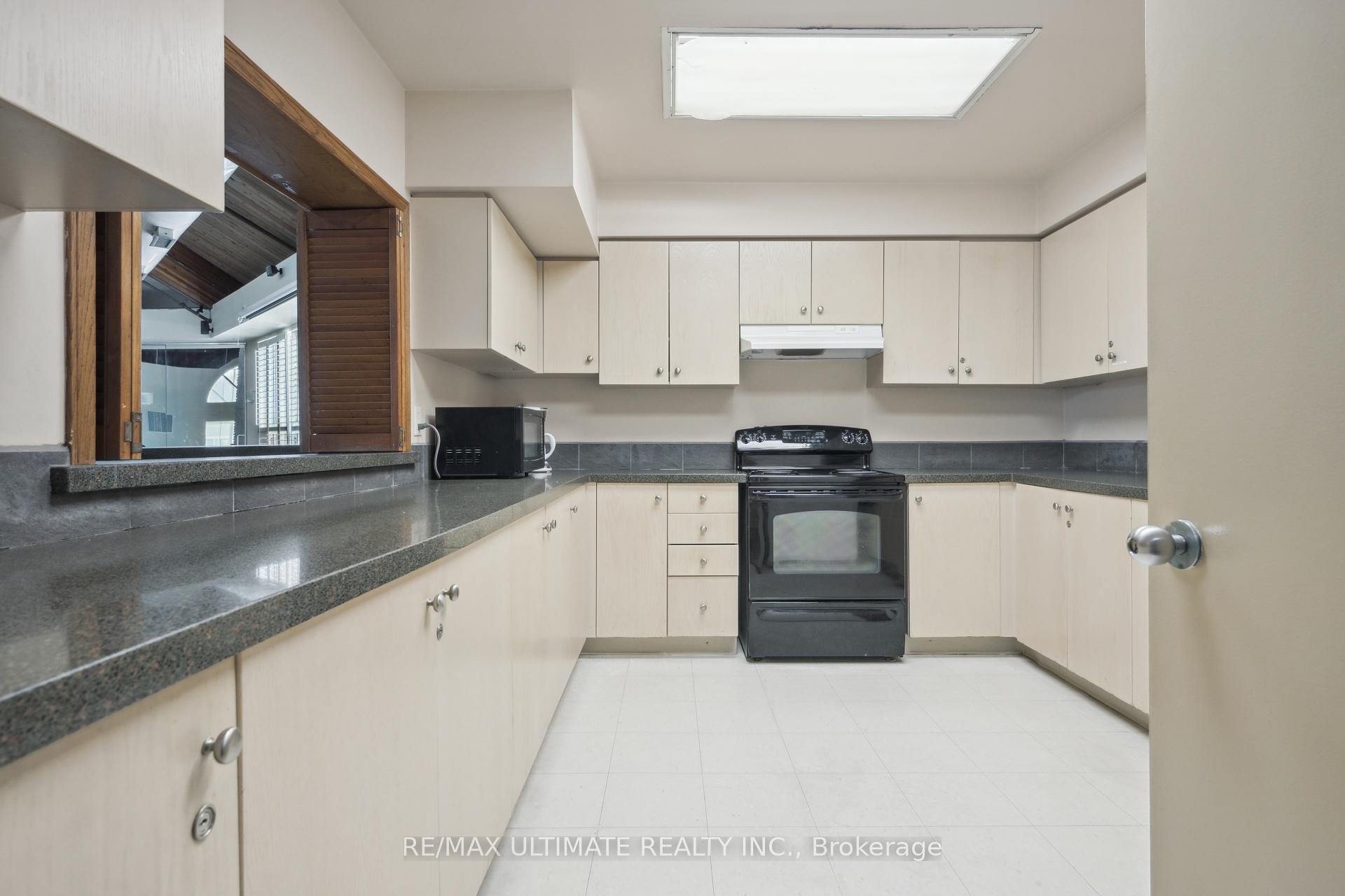 2 Bedrooms Condo at 2177 Burnhamthorpe, Mississauga For sale