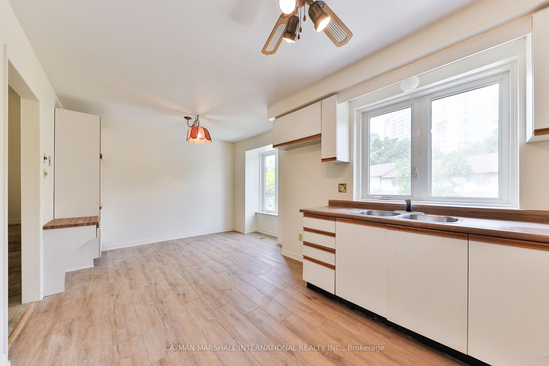 3 Bedrooms Condo at 1160 Walden, Mississauga For sale