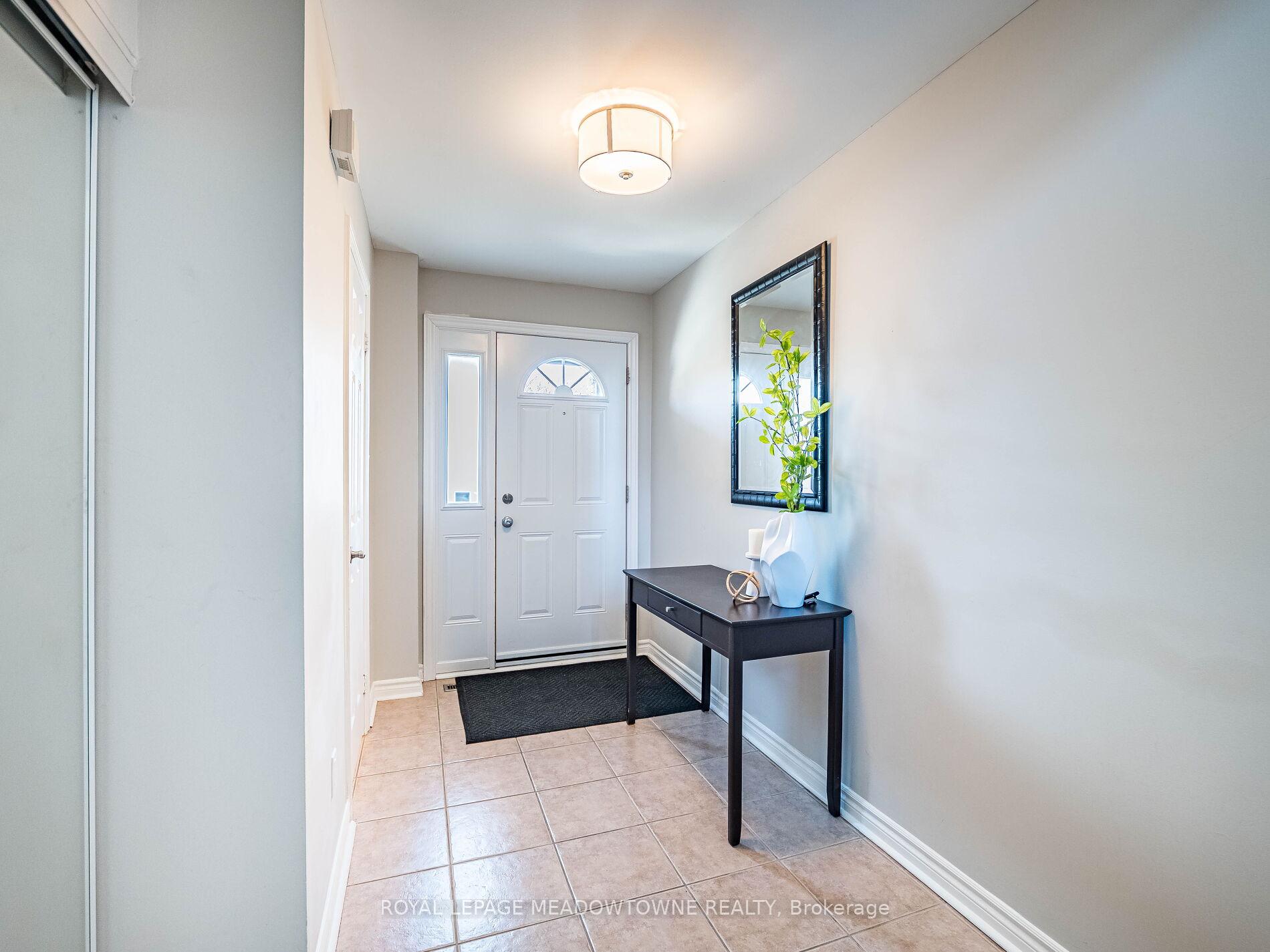 3 Bedrooms Condo at 6780 Formentera, Mississauga For sale