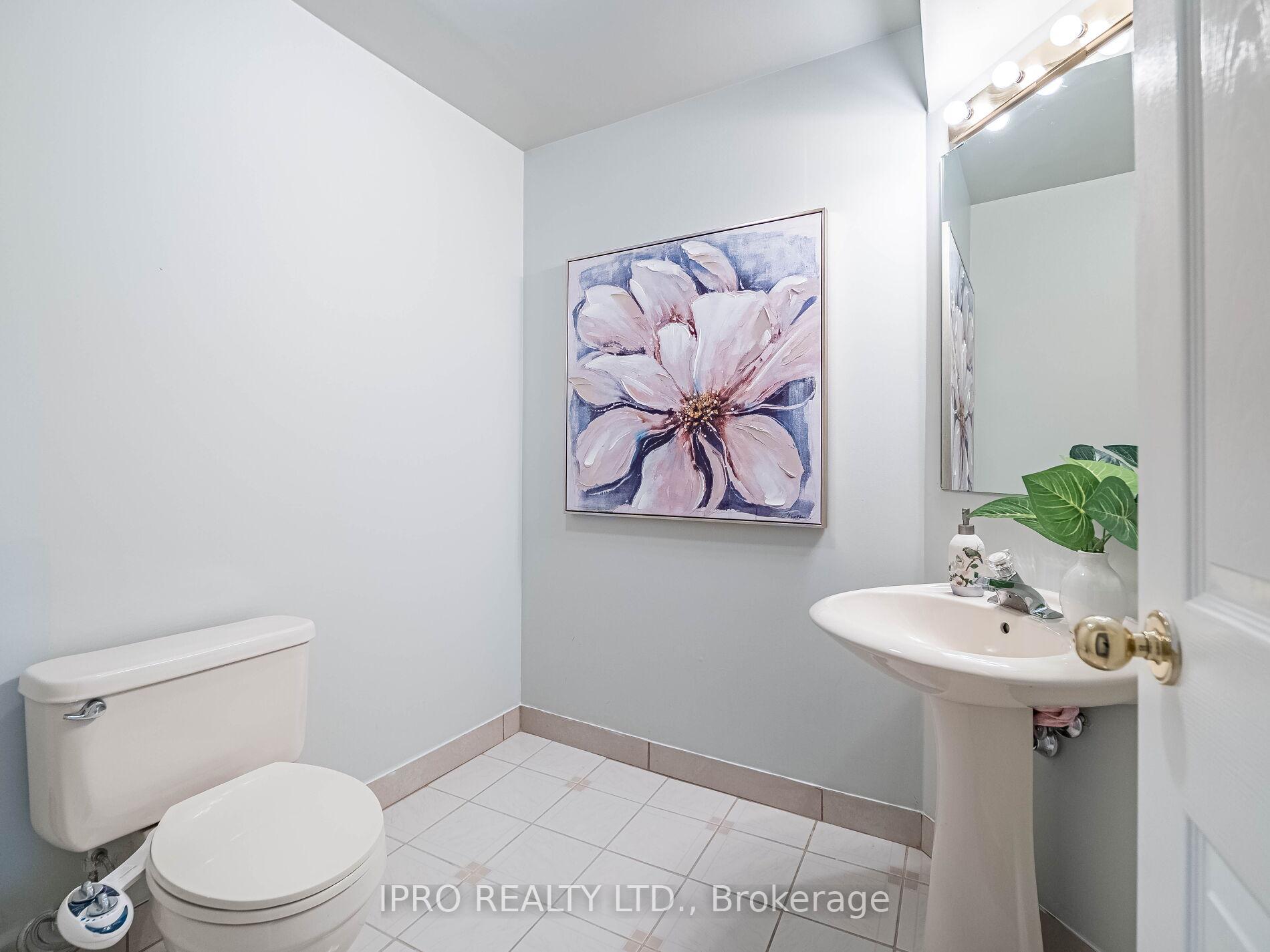 4 Bedrooms Condo at 833 Scollard, Mississauga For sale