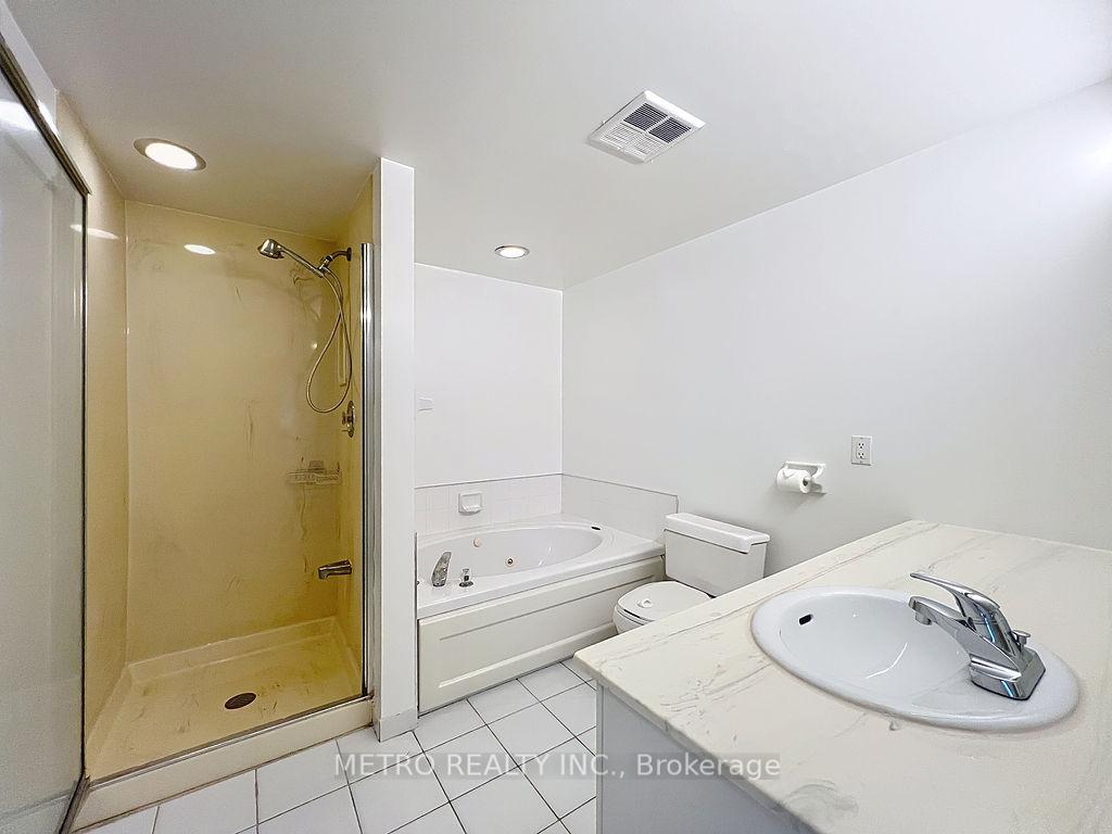 3 Bedrooms Condo at 18 Hollywood, Toronto For sale
