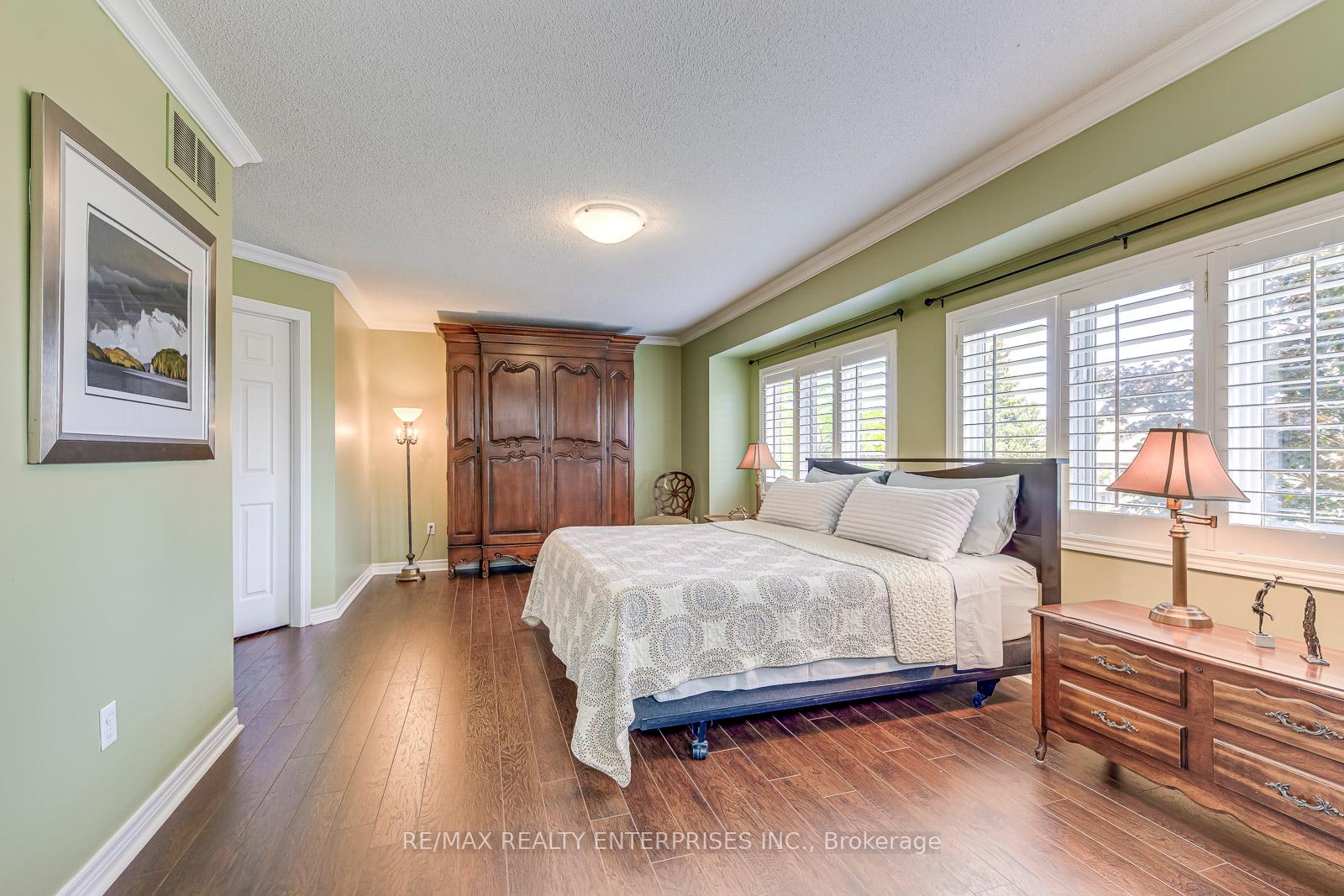 3 Bedrooms Condo at 5658 Glen Erin, Mississauga For sale