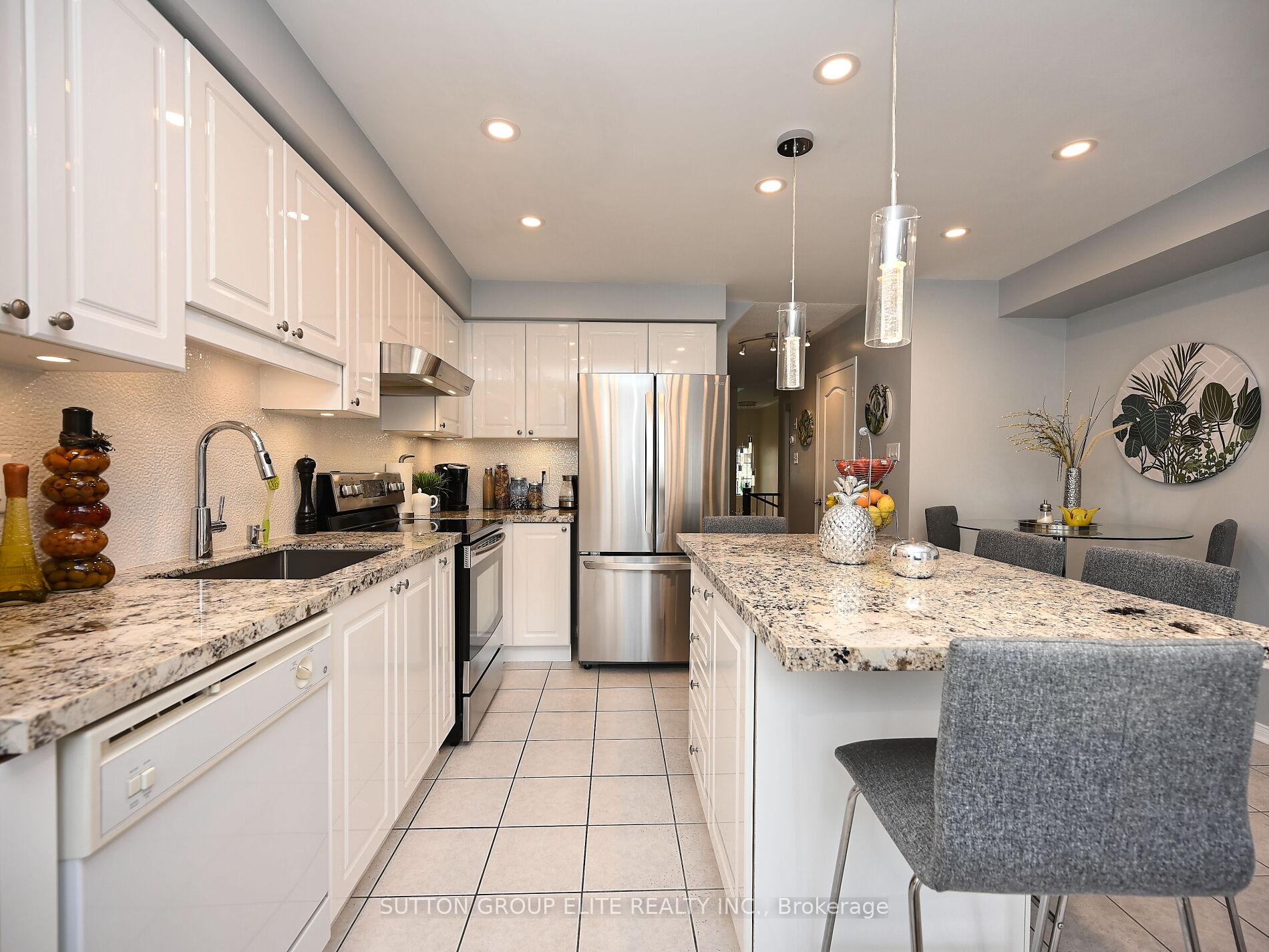 3 Bedrooms Condo at 601 Shoreline, Mississauga For sale