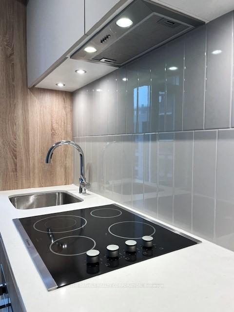 2 Bedrooms Condo at 8 Beverley Glen,  Vaughan For sale