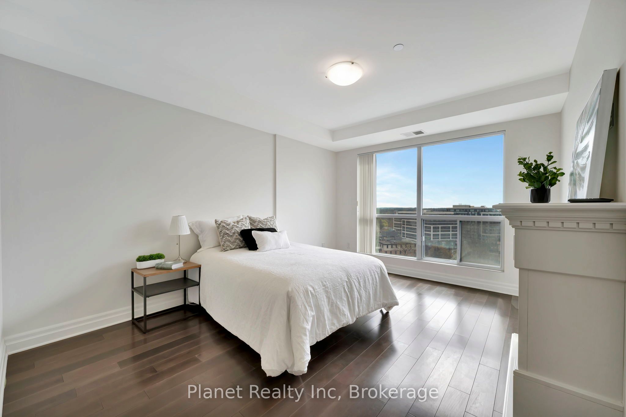 160 Macdonell Street, #906