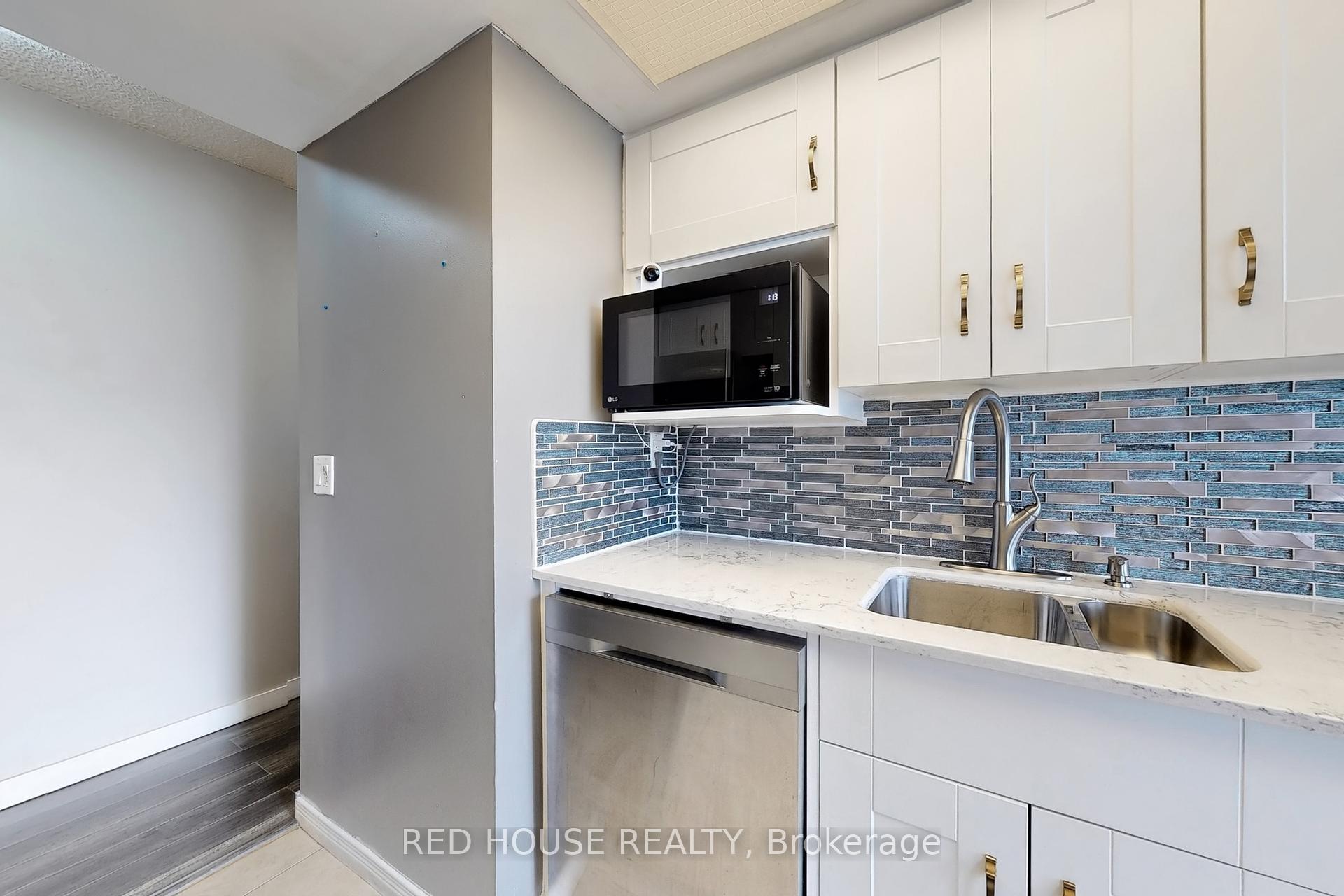 2 Bedrooms Condo at 10 Markbrook,  Toronto For sale