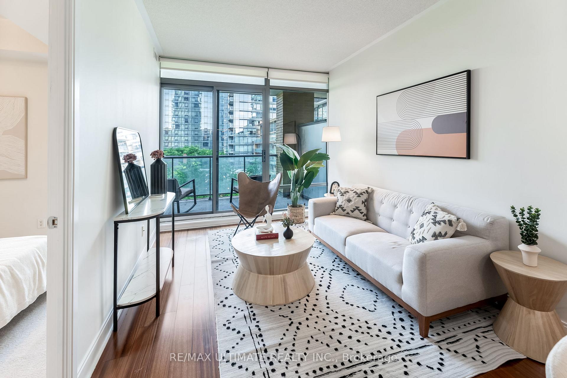2 Bedrooms Condo at 18 Yorkville, Toronto For sale