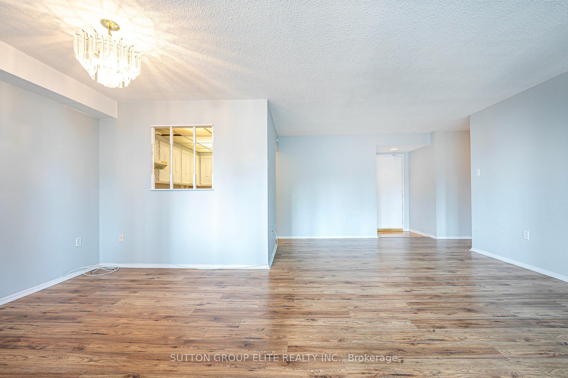 3 Bedrooms Condo at 3590 Kaneff,  Mississauga For sale