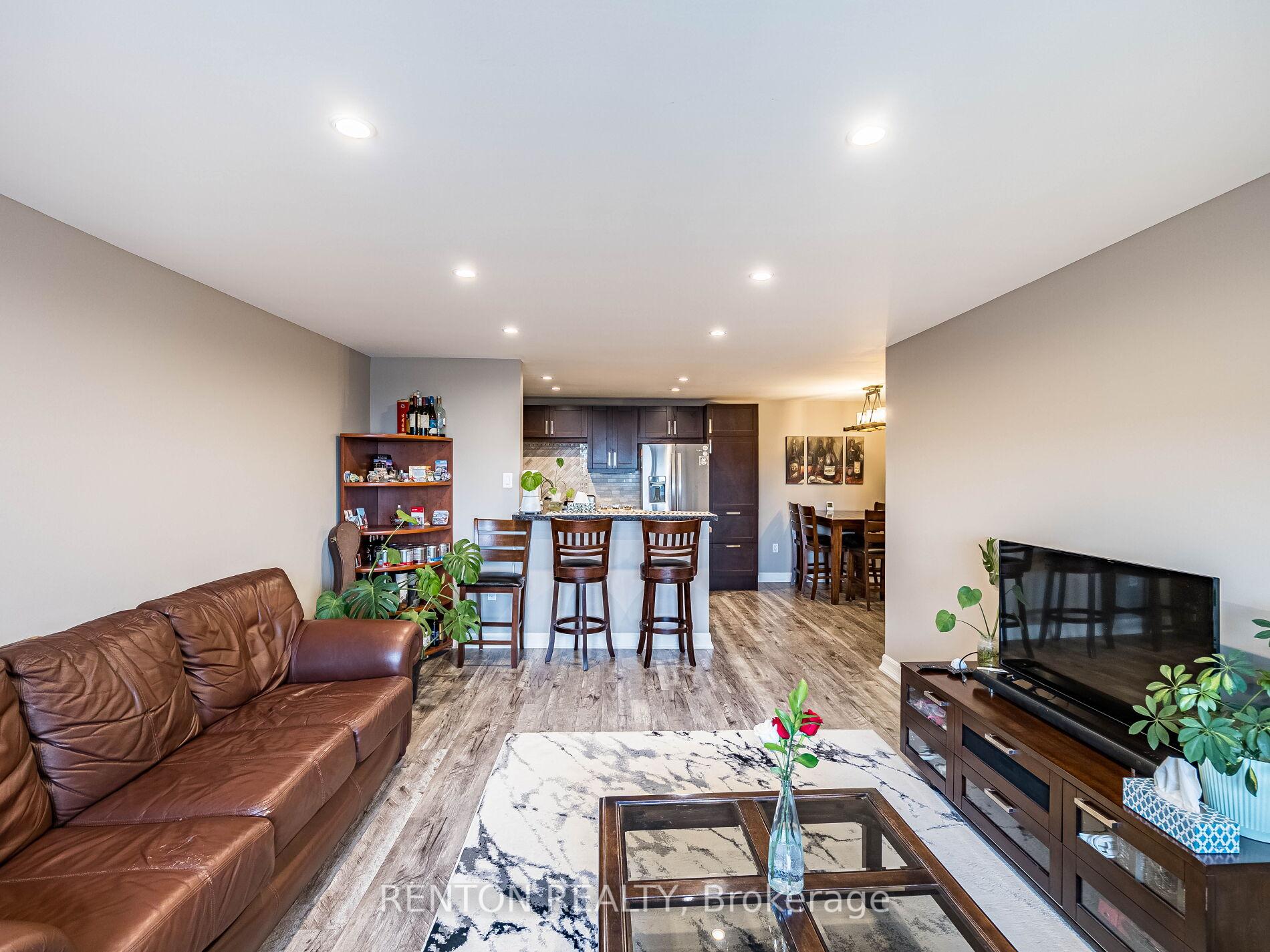 2 Bedrooms Condo at 6720 Glen Erin,  Mississauga For sale
