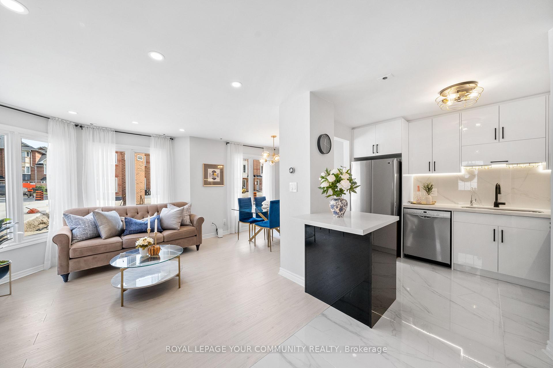 3 Bedrooms Condo at 151 Townsgate,  Vaughan For sale