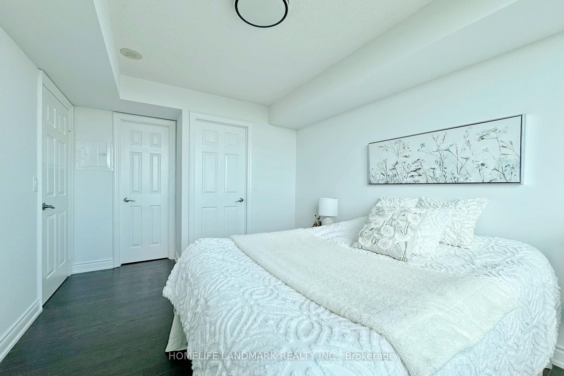 3 Bedrooms Condo at 15 Greenview, Toronto For sale